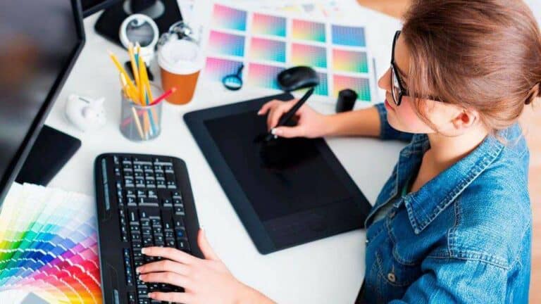 creativa diseñando en computadora y tableta gráfica para construir su portafolio digital